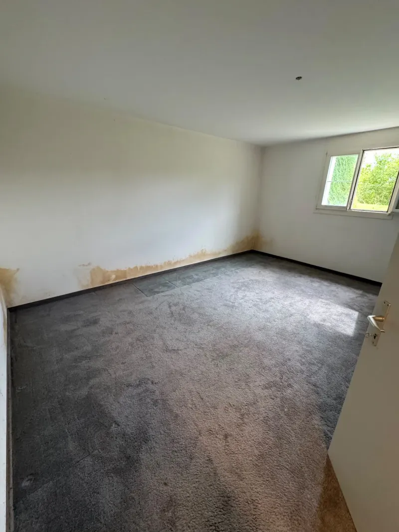 Vorher-Foto: Boden-Wand-Anschluss, Zustand vor der Arbeit