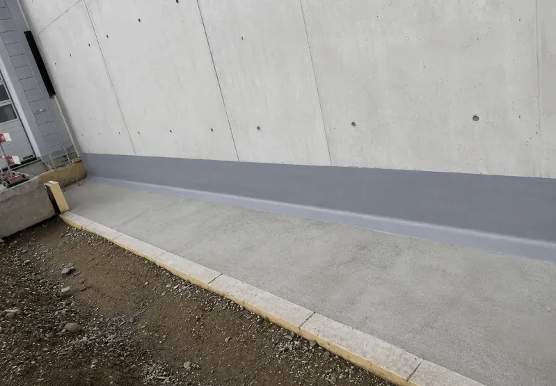 Frisch abgedichtete Arbeitsfuge an einer Betonwand